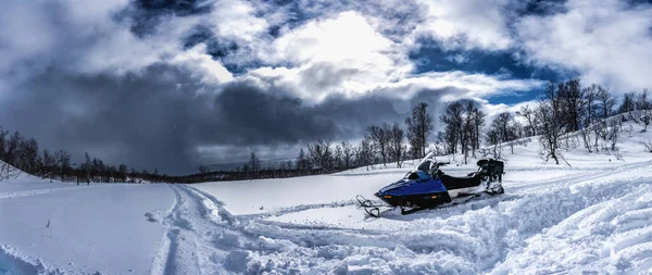 Naturskönt Panorama Utsikt Över Snöskoter Stående Djup Snö Vid Bergssluttningen — Stockfoto