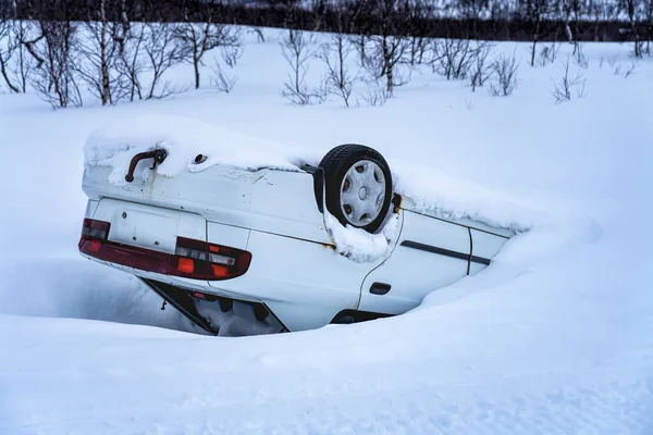 Araba Dağlarda Kaza Yaptıktan Sonra Devrildi Kar Yağdıktan Sonra Arka Stok Fotoğraf