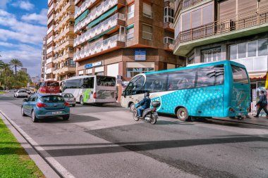 Alicante 'nin merkezindeki yol manzarası, arabalar, otobüsler, güneşli gün, ALICANTE, SPAIN - 19 Kasım 2021