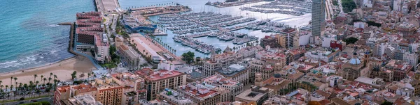 2021年11月19日 Spain Alicante 滨海城市里的海洋 海港和游艇从圣巴巴拉城堡俯瞰风景全景 — 图库照片