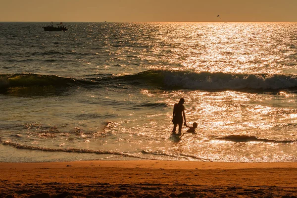 Silhuetas Mãe Criança Apaixonadas Ver Pôr Sol Praia — Fotografia de Stock