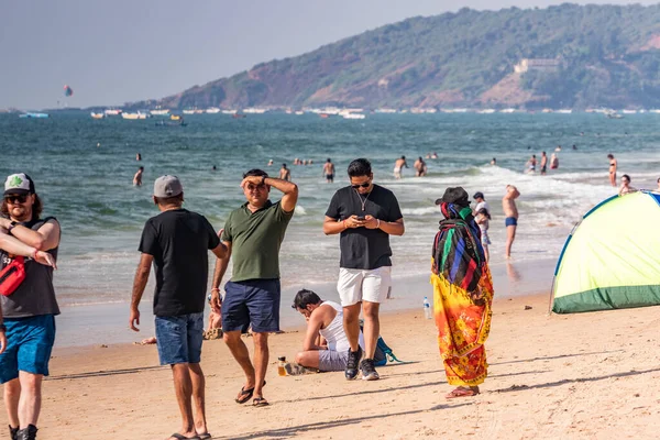 Turistas Caminhando Praia Tropical Índia Calangute Goa Índia Janeiro 2019 — Fotografia de Stock