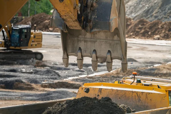 Cubo Excavadora Acaba Cargar Suelo Para Volcar Camión Cerca Foto — Foto de Stock