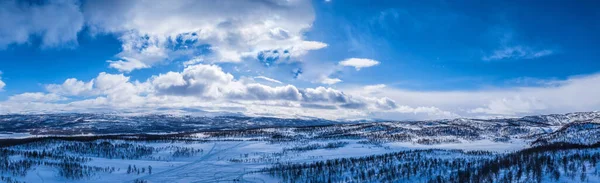 Γραφικό Χειμερινό Πανόραμα Των Βουνών Στη Βόρεια Σουηδία Λαπωνία Δάσος — Φωτογραφία Αρχείου