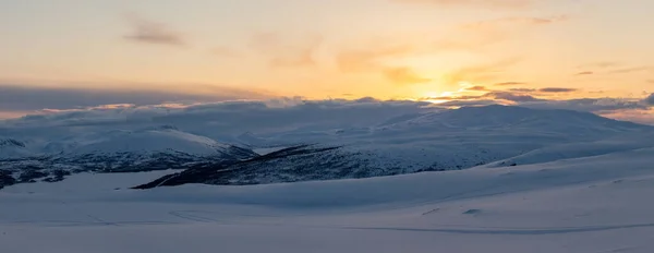 Puesta Sol Panorámica Luz Dorada Sobre Las Montañas Nevadas Noruegas — Foto de Stock