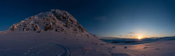 Sonnenuntergang Goldenes Licht Über Den Schneebedeckten Norwegischen Winterbergen Joesjo Schweden — Stockfoto
