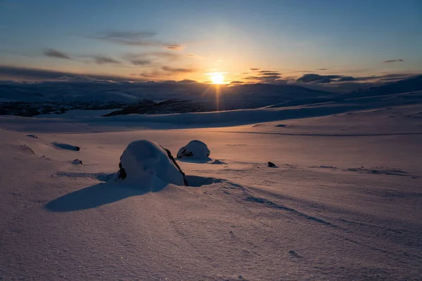 Puesta Sol Luz Dorada Sobre Montañas Noruegas Nevadas Invierno Joesjo — Foto de Stock