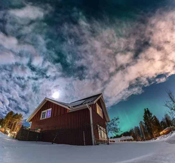 Fantastisch Winterlandschap Met Houten Huis Met Licht Het Raam Besneeuwde — Stockfoto