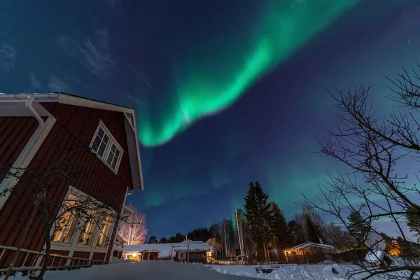 Fantastiskt Vinterlandskap Med Trähus Med Ljus Fönstret Snöiga Berg Och — Stockfoto