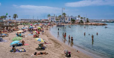 Şehir limanında bir sürü turistin olduğu küçük bir sahil. Marbella, Malaga / İspanya - 21 Temmuz 2022