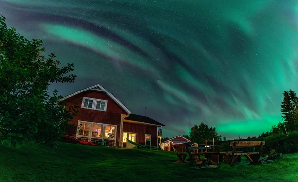 Панорама Танцующего Северного Сияния Aurora Borealis Осенью Над Деревянным Домом — стоковое фото