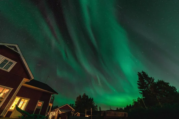 Танцюючі Північні Вогні Aurora Borealis Осінню Задньому Дворі Частина Будинку — стокове фото