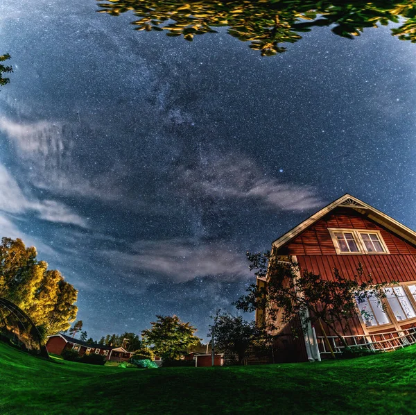 은하는 스웨덴의 전통적 나무집 있습니다 정원의 풍경의 왼쪽에 반짝이는 과푸른 — 스톡 사진