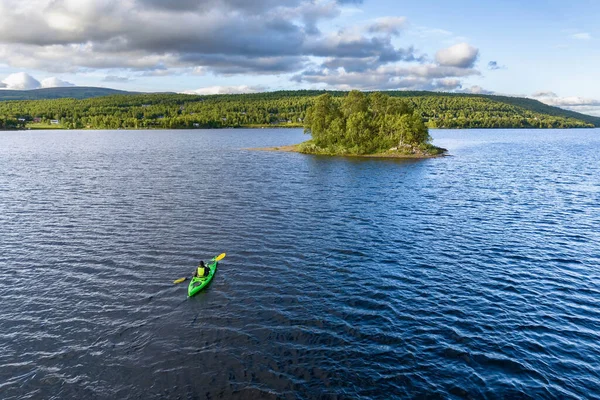 Skandinav Dağlarındaki Mavi Göldeki Küçük Bir Adaya Yeşil Kanoyla Kürek Stok Resim