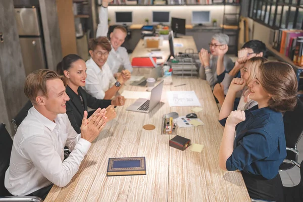 Mutlu başarılı çok ırklı iş ekibi ofiste.