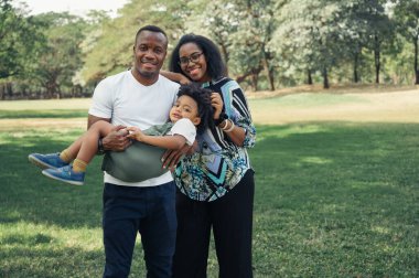 Bahçedeki mutlu zenci aile portresi