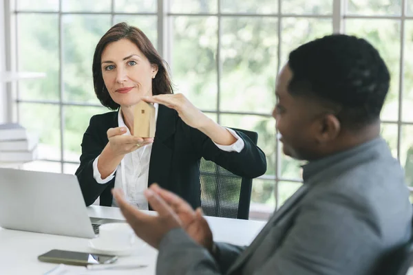 Akıllı lider kıdemli iş kadınları ofiste model ev tutuyorlar.