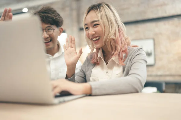 Bilgisayarlı ve kafede arkadaşı olan mutlu çırak kadın video görüşmesi.