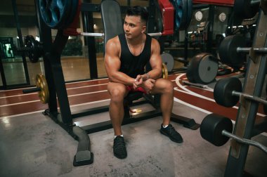 Spor salonunda dambılı olan portre fitness adamı.