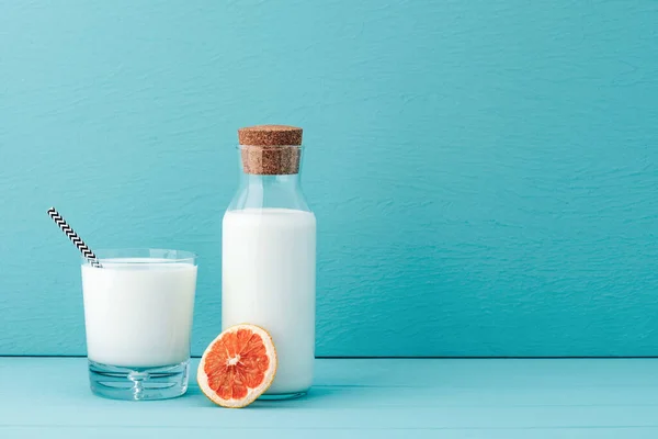 Kadehte uzay sütü, portakal meyvesi ve klasik arka plan rengi.