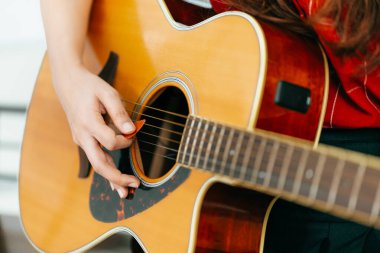 Gitar çalan kız eli 