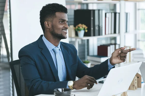 Ofisinde çalışan Afro-Amerikalı akıllı iş adamları.