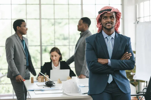 Portre akıllı iş adamları Arap iş adamları mevcut ve ofis ekibi