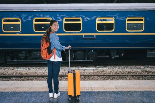 Woman Traveler Tourist Walking Bag Pack Train Station — Fotografia de Stock