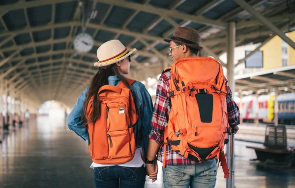 Man Woman Traveler Tourist Walking Bag Pack Train Station — Fotografia de Stock