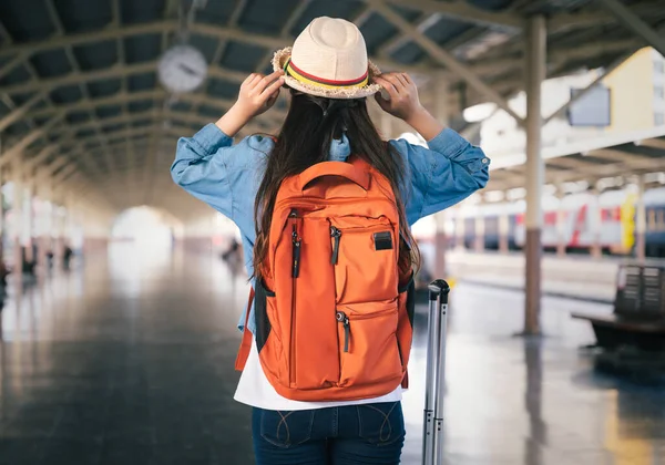 Mulher Viajante Turista Andando Com Saco Pack Estação Trem — Fotografia de Stock