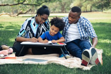Mutlu eğitim ödevleri, çocuk bahçedeki siyahi aile.
