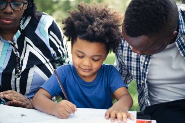 Mutlu eğitim ödevleri, çocuk bahçedeki siyahi aile.
