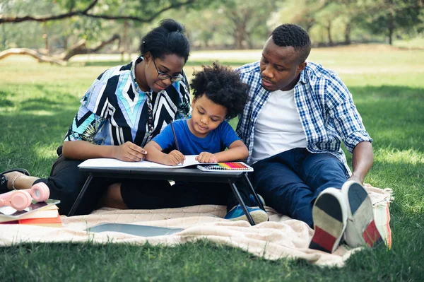 Mutlu eğitim ödevleri, çocuk bahçedeki siyahi aile.