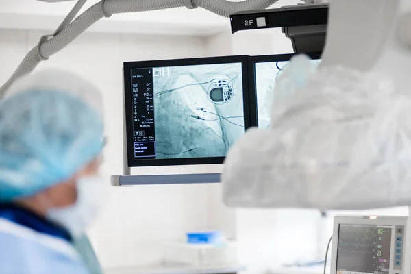 Хирург Наблюдает Рентгеновских Мониторах Имплантированный Кардиостимулятор Подключенный Сердцу Сердечно Сосудистой Стоковое Фото