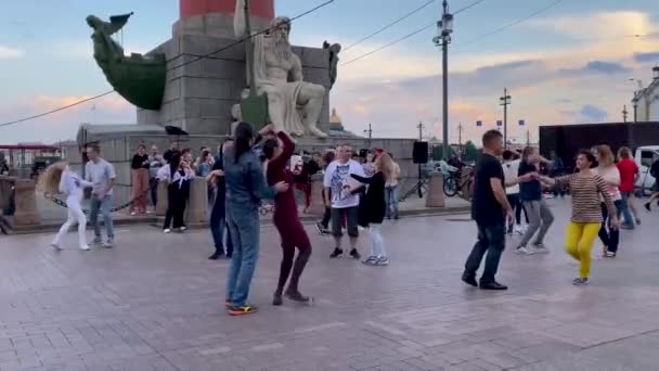 São Petersburgo Rússia Agosto 2021 Pessoas Dançam Rua Centro Cidade — Vídeo de Stock