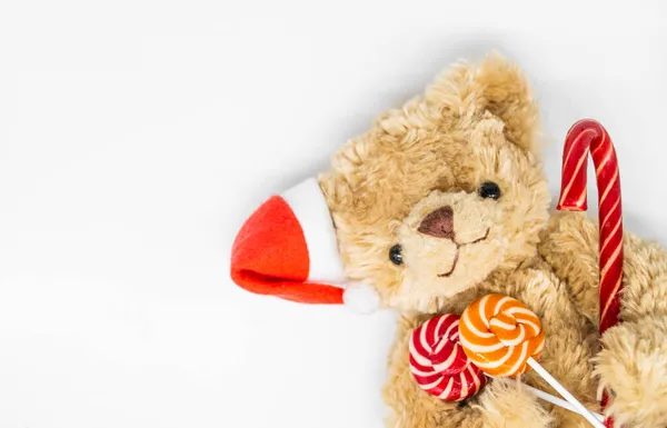 Ein Stofftier Teddybär Mit Roter Nikolausmütze Auf Einem Ohr Der — Stockfoto