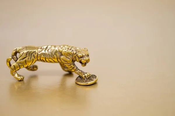 Uma Figura Bronze Tigre Com Uma Moeda Símbolo Ano Novo — Fotografia de Stock