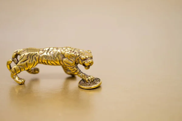 Bronsfigur Tiger Med Ett Mynt Symbolen För Det Kinesiska Nyåret Stockfoto