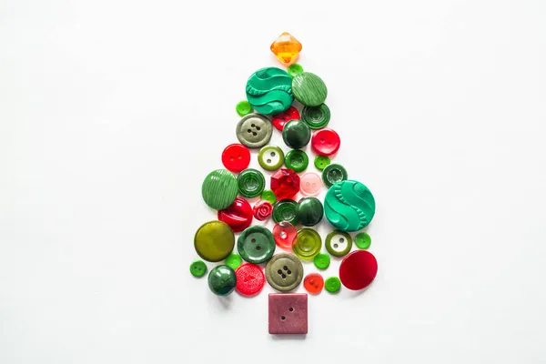 Een Kerstboom Gemaakt Van Knoppen Van Groene Rode Kleur Witte — Stockfoto