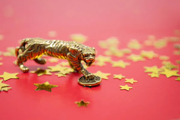 Bronzová Postava Tygra Mincí Symbol Čínského Nového Roku 2022 Červeném Stock Snímky