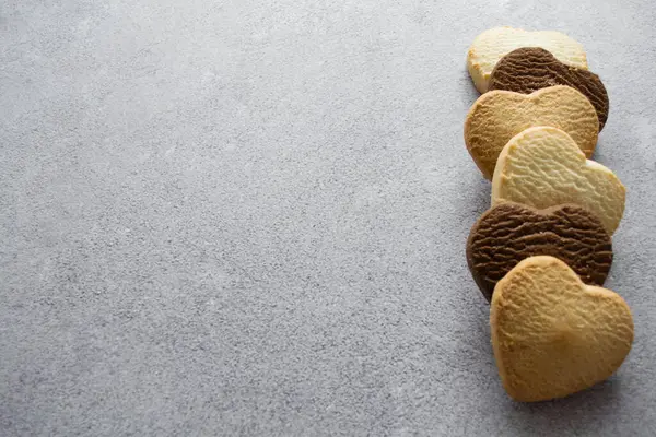 Mnohobarevné Sušenky Tvaru Srdce Vanilka Citron Čokoláda Šedé Pozadí Kopírovací — Stock fotografie