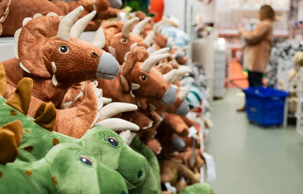 Primer Plano Dinosaurios Juguete Los Estantes Tienda Comprador Borroso Fondo —  Fotos de Stock