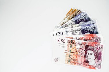 MOSCOW, Rusya, Şubat 2020: Beyaz arka planda 10, 20 ve 50 poundluk bir yığın. Boşluğu kopyala.