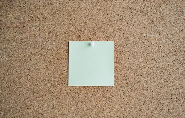 Green Paper Note Cork Board Attached White Pushpin Copy Space — Stock Photo, Image