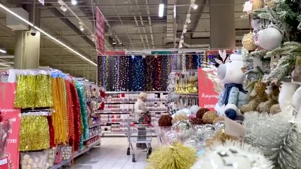 Moscou Rússia Novembro 2021 Uma Mulher Sênior Escolhe Decorações Natal — Vídeo de Stock