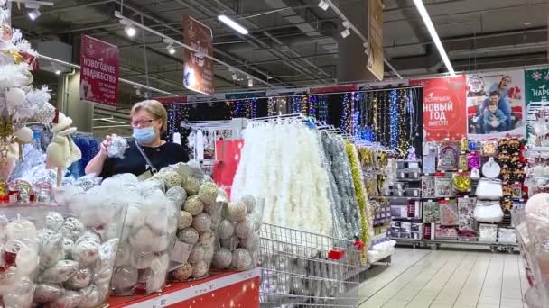 Moskou Rusland November 2021 Een Oudere Vrouw Kiest Kerstversiering Bij — Stockvideo