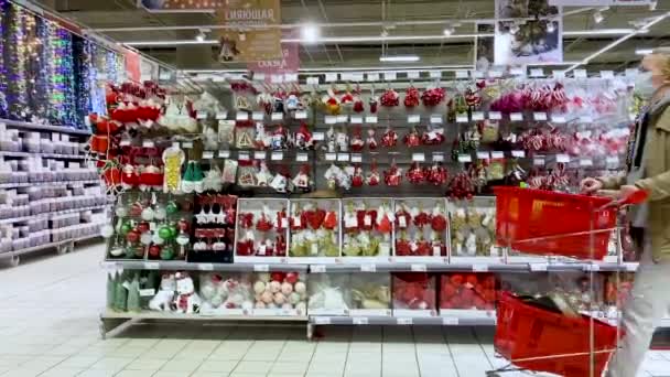 러시아 모스크바 2021 바구니를 구매자들 빨간색 황금색 크리스마스 장식물들이 줄지어 — 비디오