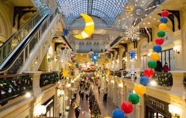 Moskova, Rusya, Aralık 2021: Alışveriş merkezindeki parlak renkli Noel dekoru: dev yıldızlar, boncuklar, ay, kar taneleri.