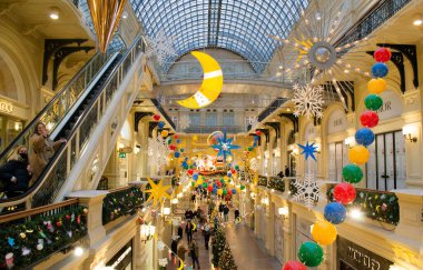 Moskova, Rusya, Aralık 2021: Alışveriş merkezindeki parlak renkli Noel dekoru: dev yıldızlar, boncuklar, ay, kar taneleri.