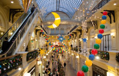 Moskova, Rusya, Aralık 2021: Alışveriş merkezindeki parlak renkli Noel dekoru: dev yıldızlar, boncuklar, ay, kar taneleri.